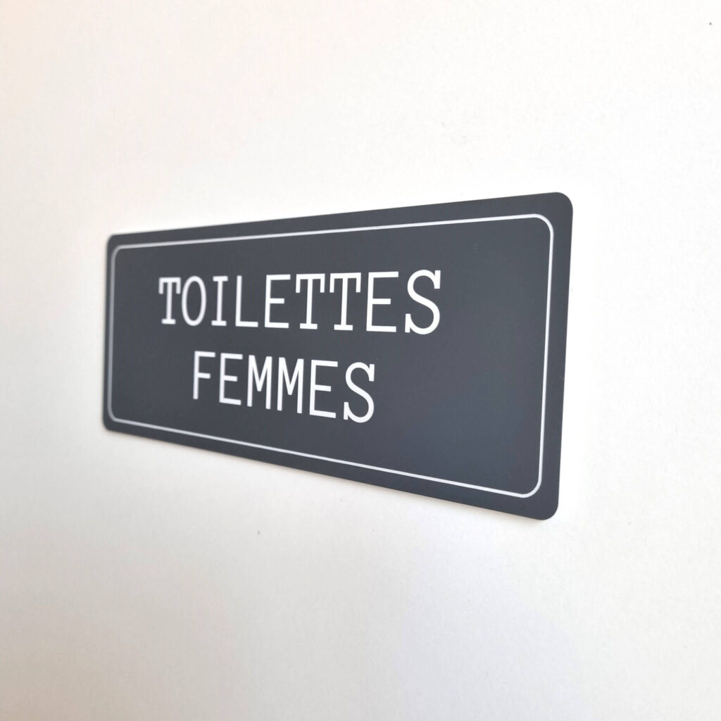 Plaque de porte toilettes femmes avec texte gravé plastique PrimoLaser