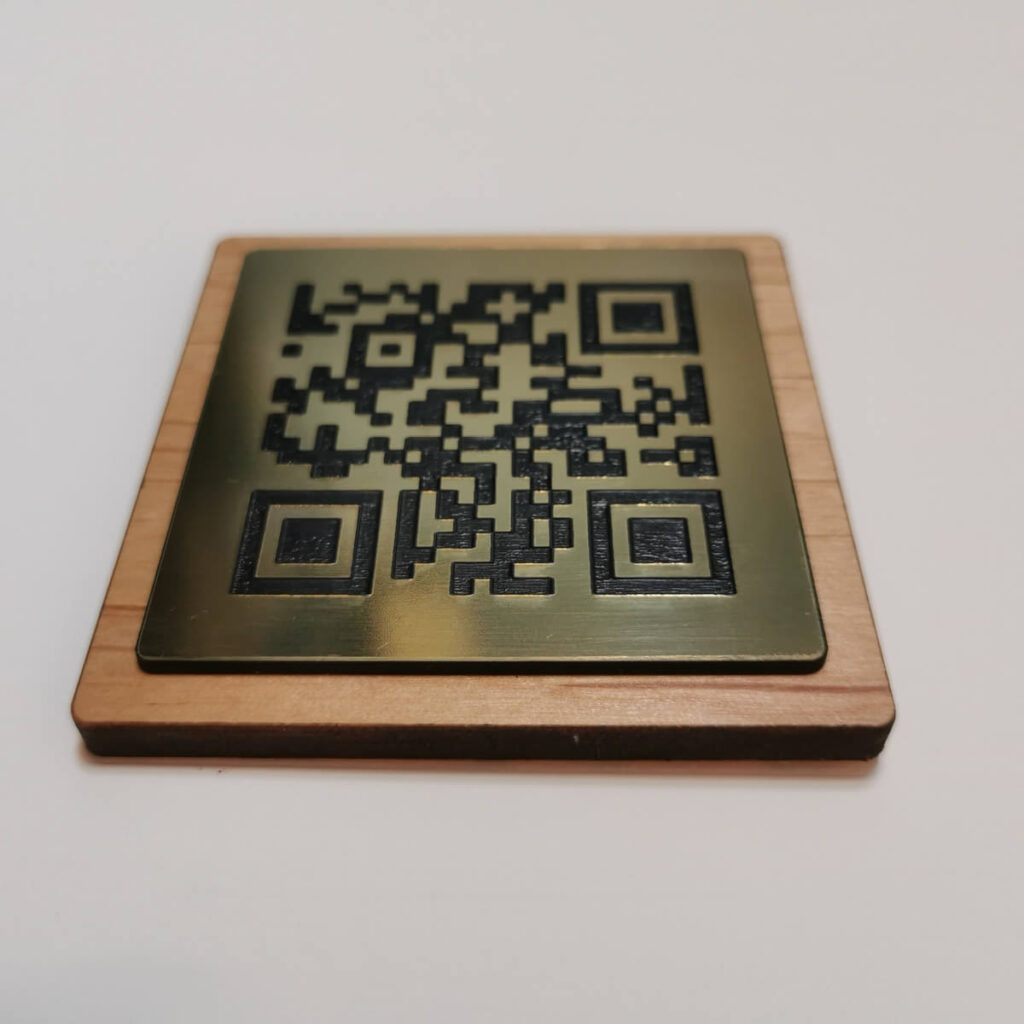 Plaque Qr code gravé avec support bois à poser 7x7cm PrimoLaser