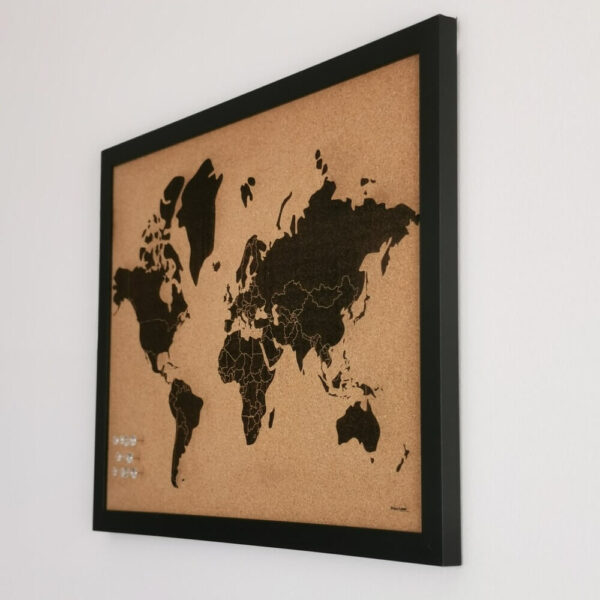 Carte du monde en liège dans cadre noir