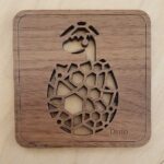 Dessous de verre en bois massif - Oeuf de dinosaure - Découpé et gravé au laser