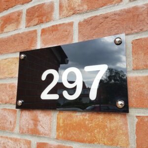 Plaque numéro de maison personnalisée en plexiglass noir