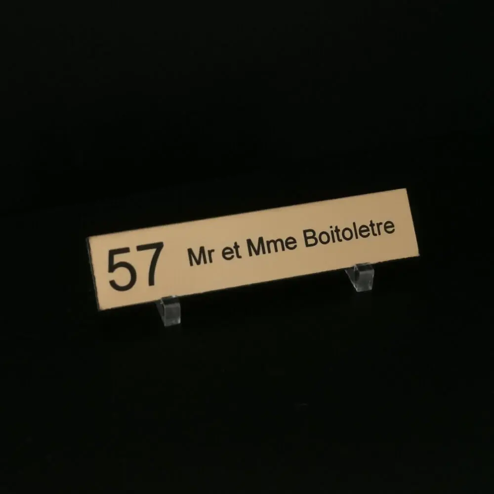 Fabriquée en France Format 120 x 80 mm Plaque de Boîte aux Lettres Parisienne Personnalisable Adhésive Acier Brossé 1 Ligne Texte Noir