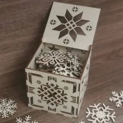 Décorations de Noël dans boite