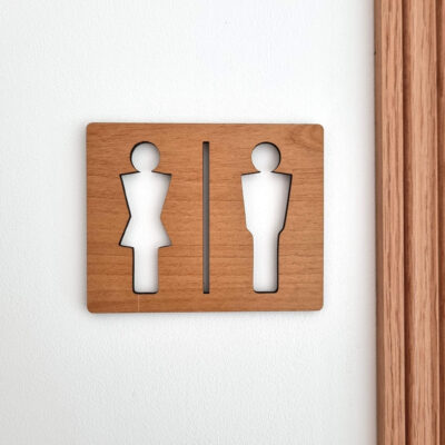 Pictogramme toilettes hommes femmes découpé en bois massif d'aulne