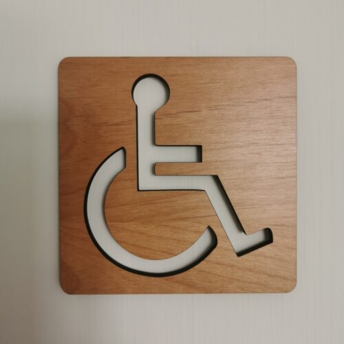 Pictogramme toilettes handicapés découpé en bois massif