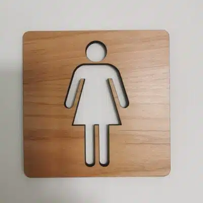 Pictogramme toilettes femmes découpé en bois massif