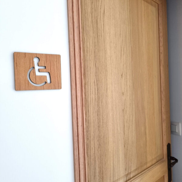 Pictogramme PMR, toilettes handicapés découpé en bois massif d'aulne