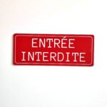 Plaque de porte entrée interdite en plastique rouge