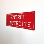 Plaque de porte entrée interdite en plastique couleur rouge