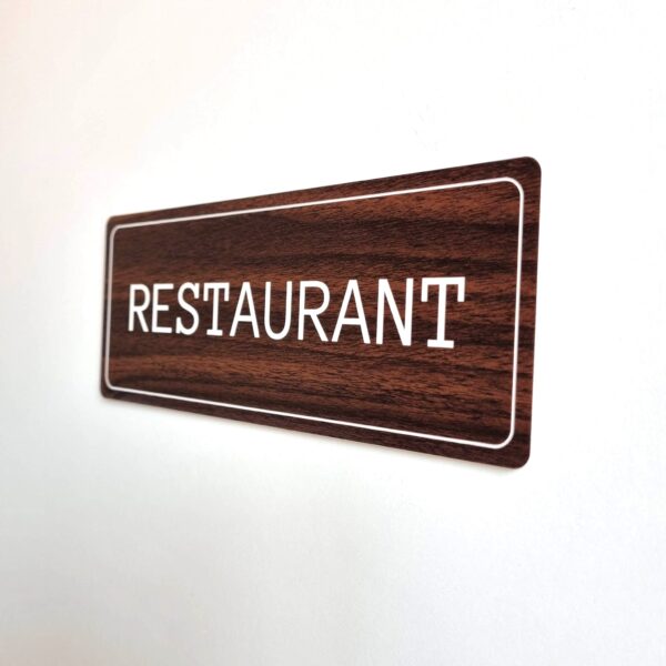 Plaque de porte restaurant en plastique couleur effet bois
