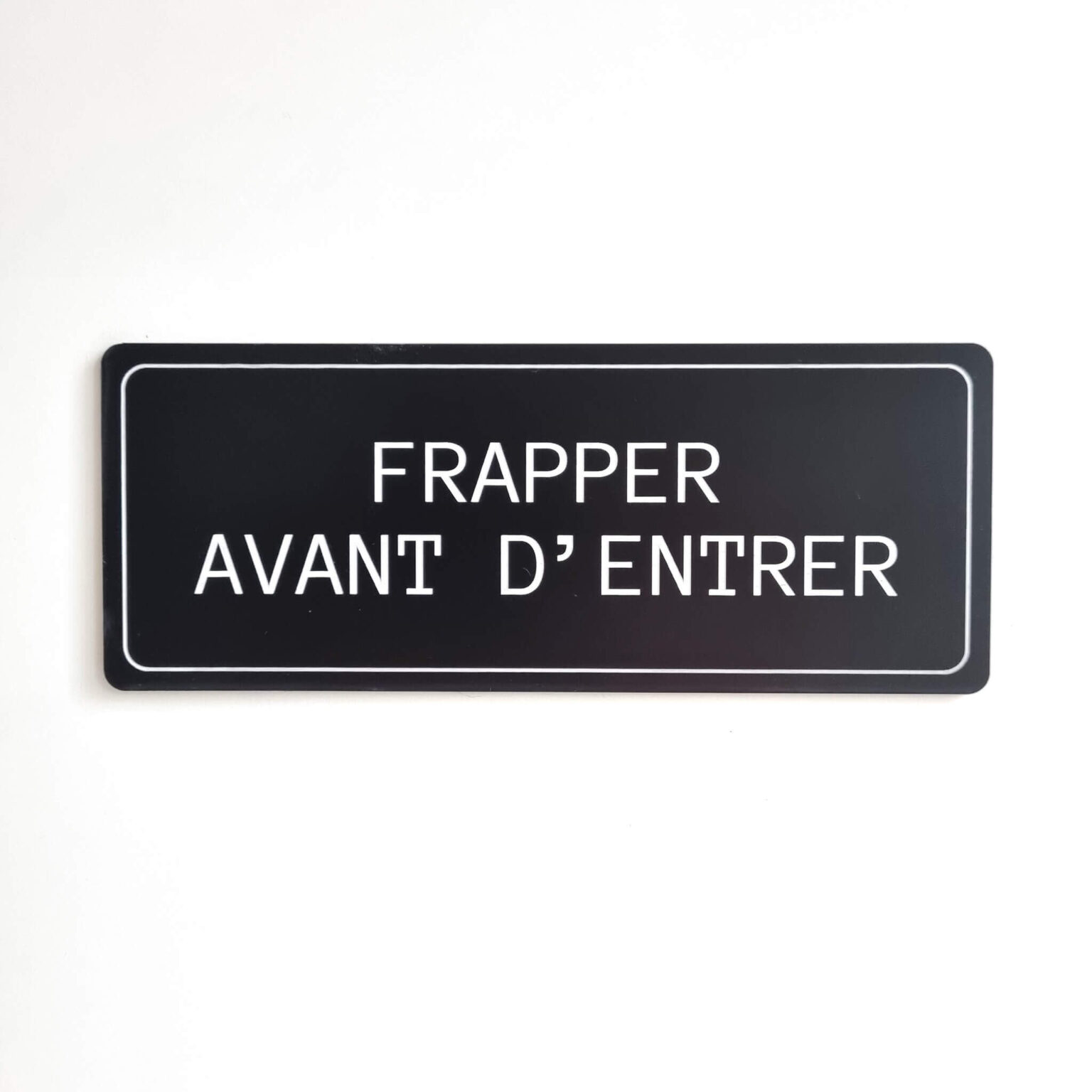 Plaque de porte Frapper avant d'entrer avec texte gravé plastique