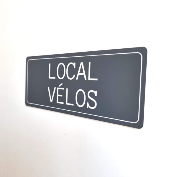 Plaque de porte local vélos en plastique couleur gris