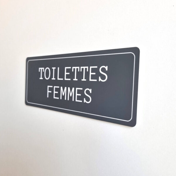 Plaque de porte toilettes femmes en plastique couleur gris