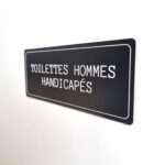 Plaque de porte toilettes hommes handicapés en plastique de couleur noir fixation par adhésif