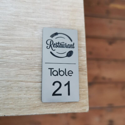 Numéro de table avec logo personnalisé en plastique