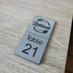 Numéro de table avec logo personnalisé en plastique