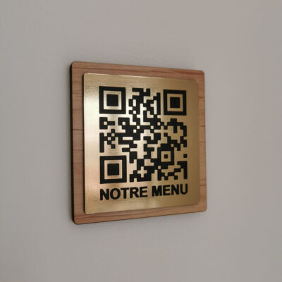 Plaque Qr code gravé avec texte personnalisé et support bois à poser