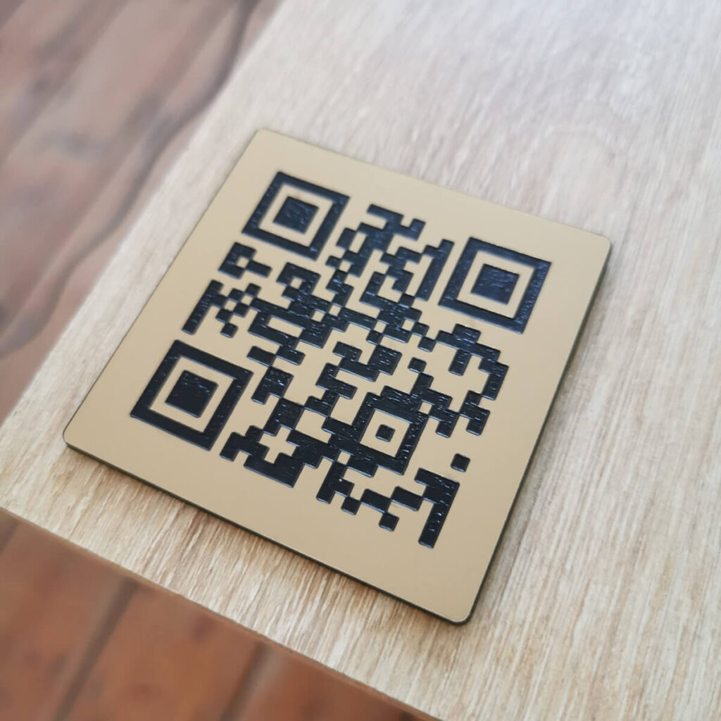 Plaque Qr code gravé avec texte personnalisé et support bois à poser 