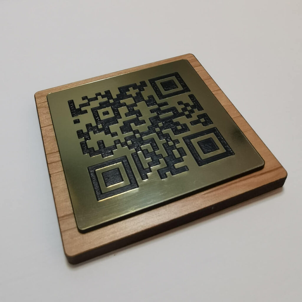 Plaque Qr code gravé avec support bois à poser 7x7cm PrimoLaser