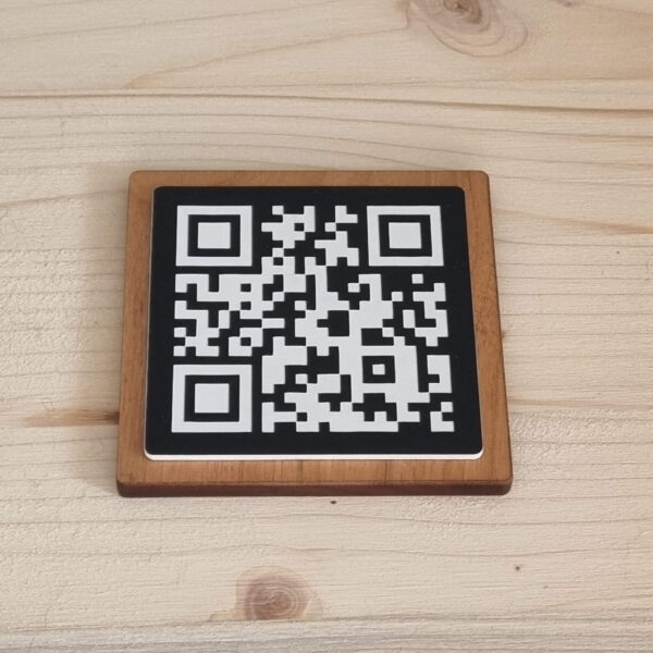 Plaque Qr code gravée avec support en bois pour restaurant