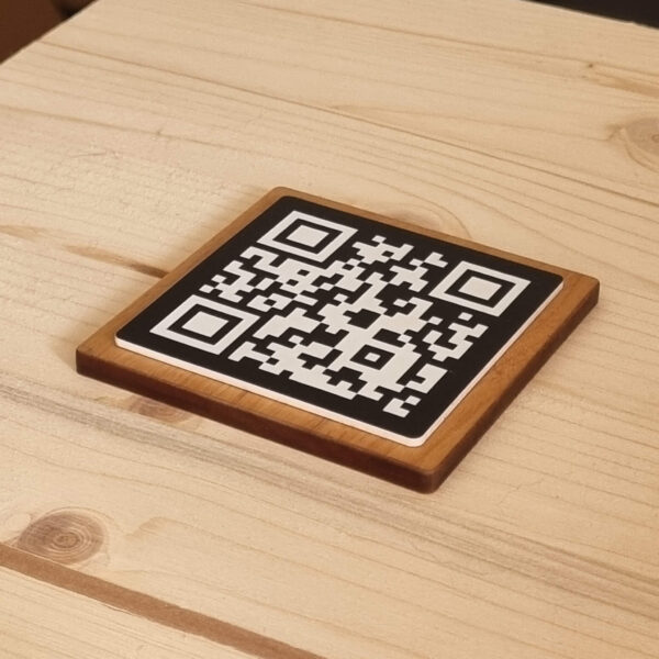 Plaque Qr code gravée avec support en bois massif d'aulne