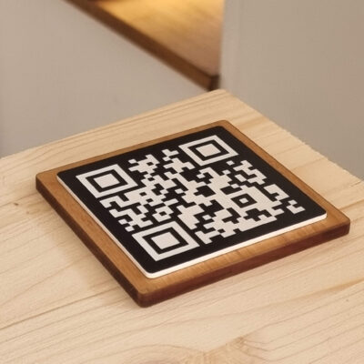 Plaque Qr code gravé avec support bois massif