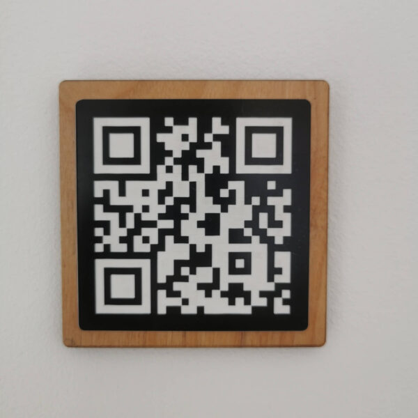 Qr code gravé avec support en bois