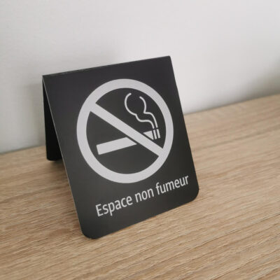 Chevalet espace non fumeur en aluminium anodisé, personnalisé avec logo