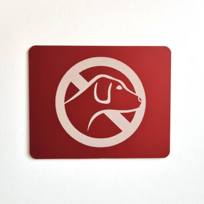 Plaque pictogramme animaux interdits en aluminium anodisé rouge fixation
