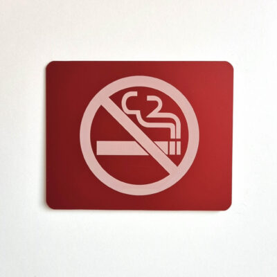 Plaque pictogramme défense de fumer en aluminium anodisé rouge fixation