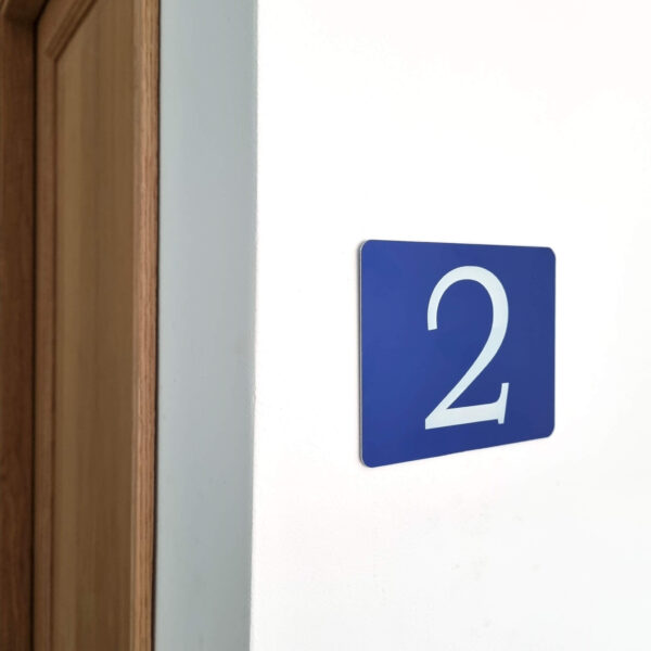 Plaque numéro d'étage 2 en aluminium anodisé bleu fixation par adhésif