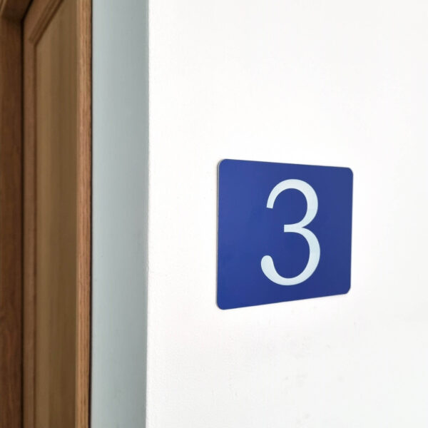 Plaque numéro d'étage 3 en aluminium anodisé bleu fixation par adhésif