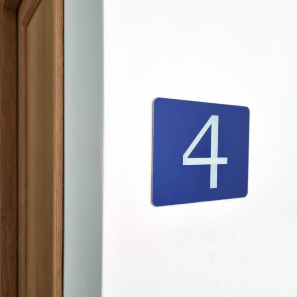 Plaque numéro d'étage 4 en aluminium anodisé bleu fixation par adhésif