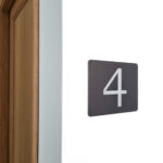 Plaque numéro d'étage 4 en aluminium anodisé noir fixation par adhésif
