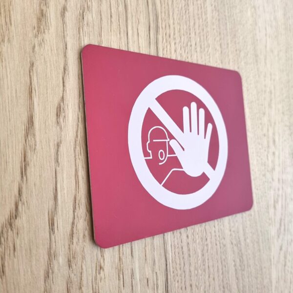 Plaque pictogramme interdit à toute personne étrangère au service en aluminium anodisé rouge fixation par adhésif