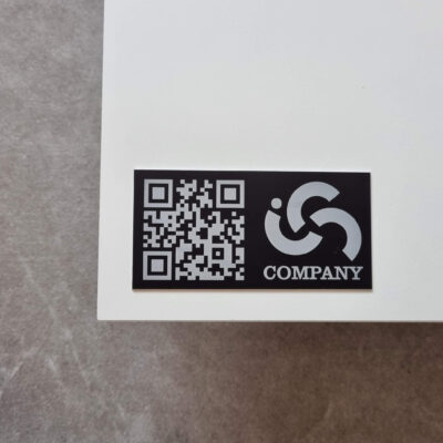 Plaque Qr code avec logo en aluminium anodisé noir