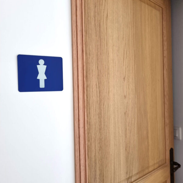 Plaque pictogramme toilettes femmes en aluminium anodisé bleu fixation par adhésif 3M
