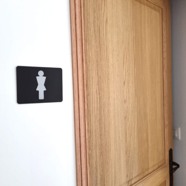 Plaque pictogramme toilettes femmes en aluminium anodisé noir fixation par adhésif 3M