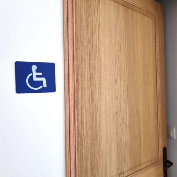 Plaque pictogramme toilettes handicapés PMR en aluminium anodisé bleu fixation par adhésif 3M