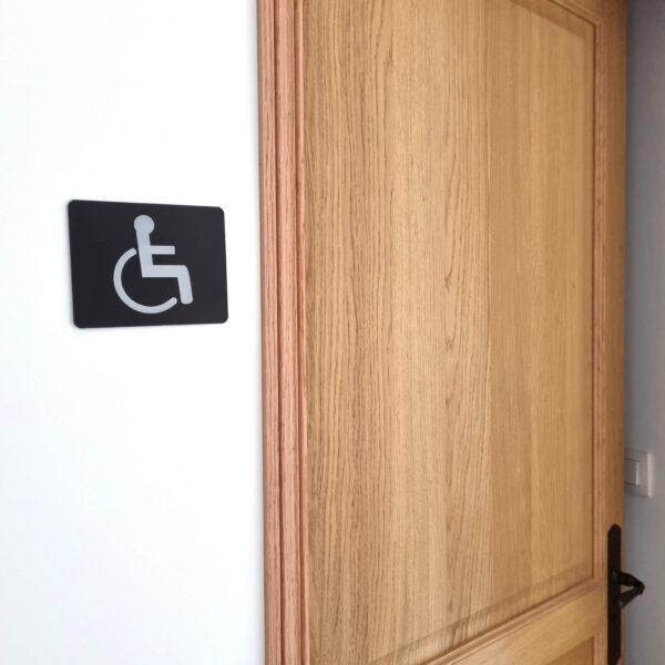 Plaque pictogramme toilettes handicapés PMR en aluminium anodisé noir fixation par adhésif 3M
